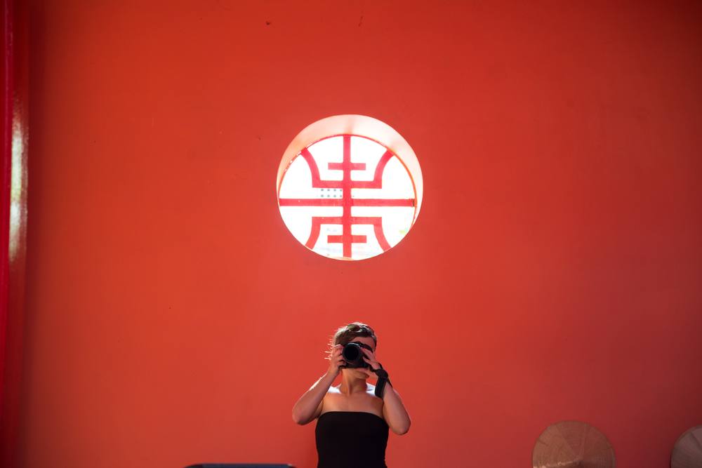 Main et terre rouge