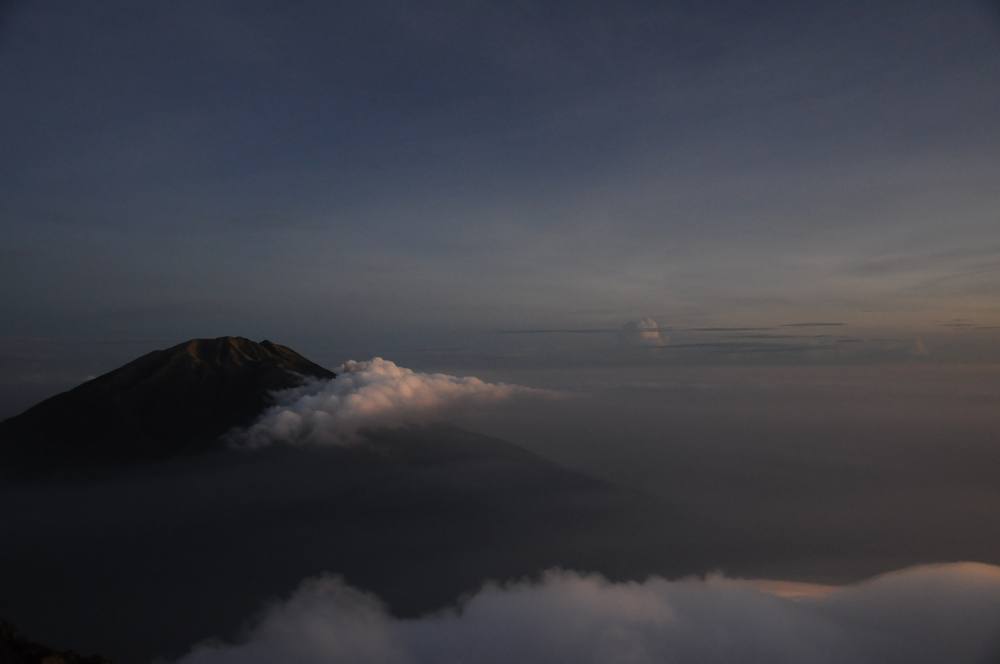 Volcan dans les nuages, Indonésie