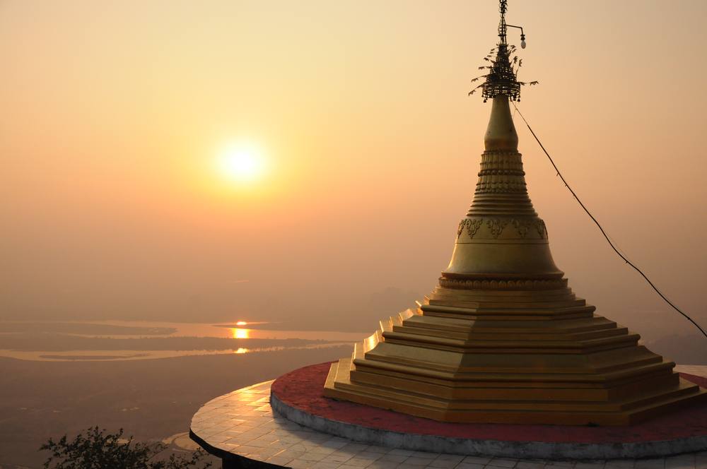 Soleil pâle sur Bagan